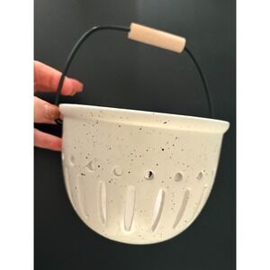 Rustic Dolomite Speckled White Colander with Handle